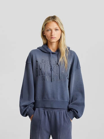 Sweat-shirt Bershka en bleu : devant