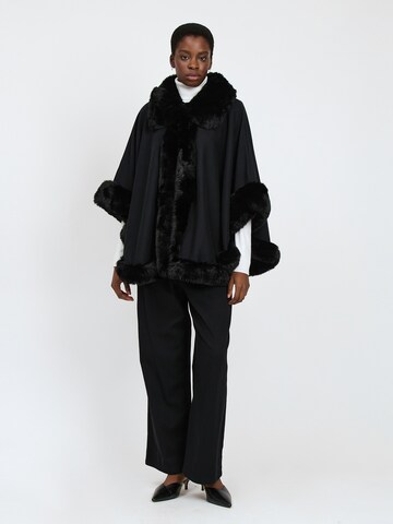 Influencer Cape in Schwarz