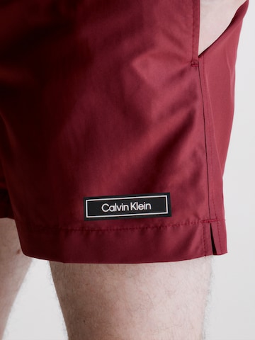 Calvin Klein Swimwear شورت سباحة بلون أحمر