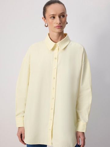 Touché Privé - Camiseta 'Oversized Poplin Shirt' en amarillo