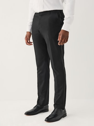 Next Обычный Плиссированные брюки 'Motionflex' в Черный: спереди