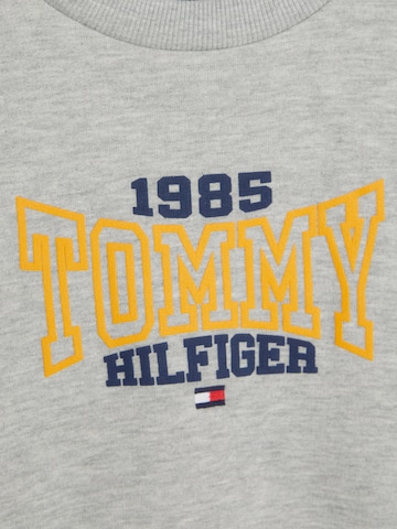 TOMMY HILFIGER Sweatshirt i grå