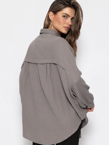 SASSYCLASSY Blus 'kürzere Variante' i grå