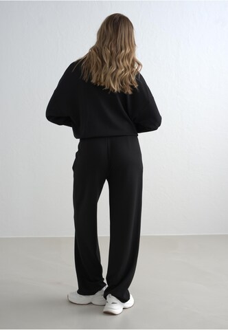 Regular Pantaloni de la Aim'n pe negru