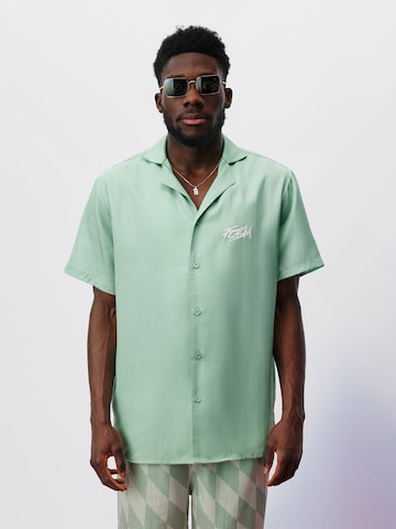 FCBM Comfort fit Button Up Shirt 'Alessio' in Green: front