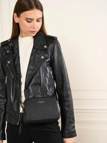 LANCASTER Paris Axelremsväska 'Lancaster Sac trotteur Dune Noir' i svart
