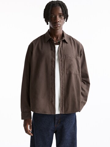 Pull&Bear Comfort fit Overhemd in Bruin: voorkant