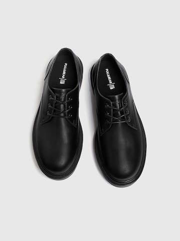 Pantofi cu șireturi de la Pull&Bear pe negru