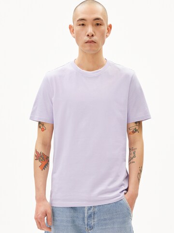 Coupe regular T-Shirt ARMEDANGELS en violet : devant