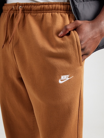 Nike Sportswear Tapered Nadrág 'CLUB' - barna
