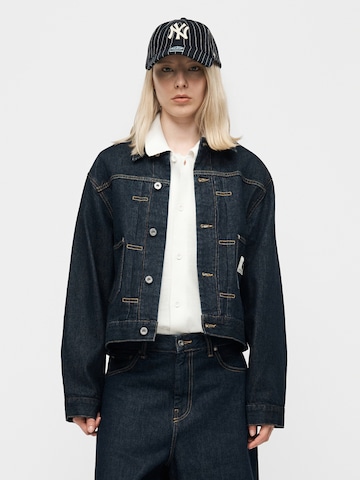 Carhartt WIP Välikausitakki 'Belmar' värissä sininen: etupuoli