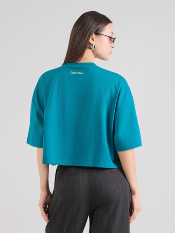 Tricou de la Calvin Klein Jeans pe albastru: spate