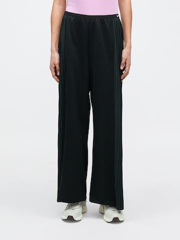 Nike Sportswear Bő szár Nadrág - fekete: elől