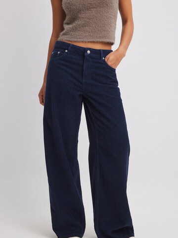 Loosefit Pantalon NA-KD en bleu : devant