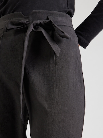 ABOUT YOU Loosefit Veckad byxa 'Wendy' i svart