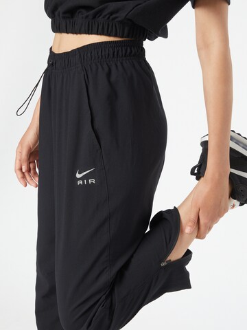 NIKE Дънки Tapered Leg Спортен панталон в черно