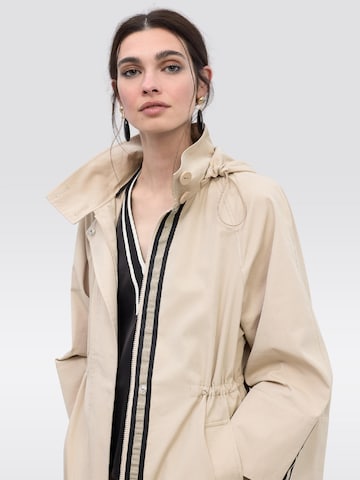 Lola Casademunt - Parca de entretiempo en beige