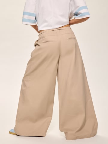 Kamila Šikl Loosefit Παντελόνι πλισέ σε μπεζ