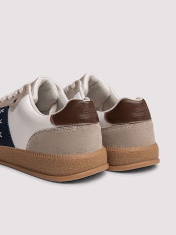 Pantofi de la Ombre pe alb