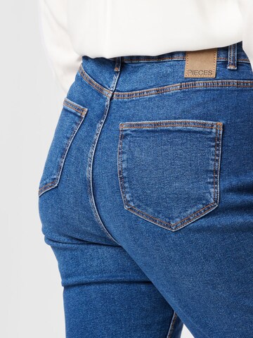 PIECES Curve Slimfit Jeans 'Kesia' in Blau