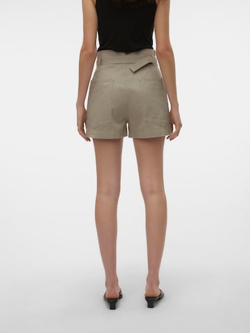 VERO MODA Regular Shorts 'Talia' in Grün