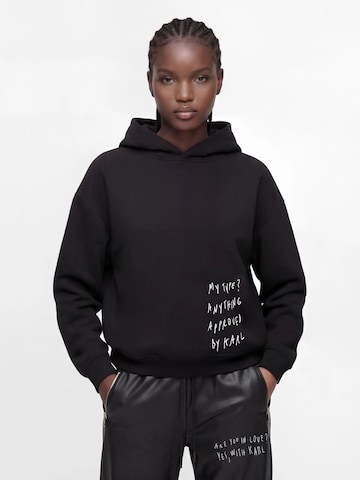 KARL LAGERFELD JEANS Sweatshirt ' KLJ X Pietro Terzini Boxy Kapuzenpullover ' i sort: forside