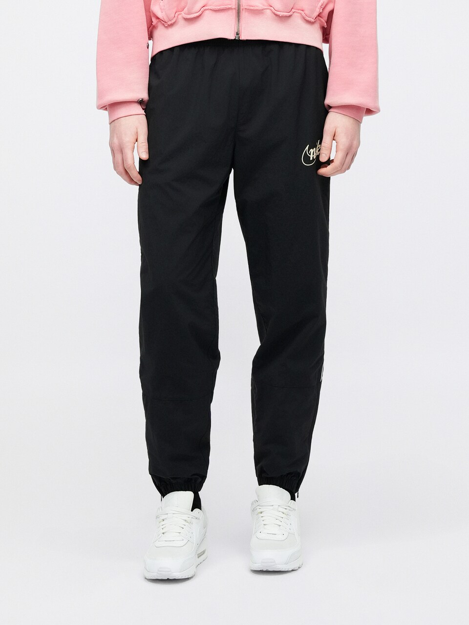 Tapered Pantaloni 'CLUB' de la Nike Sportswear pe negru: față