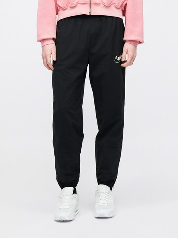 Nike Sportswear - Tapered Pantalón 'CLUB' en negro: frente