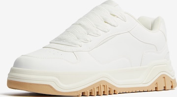 Sneaker bassa di Bershka in bianco: frontale