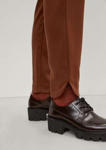 Effilé Pantalon chino COMMA en marron