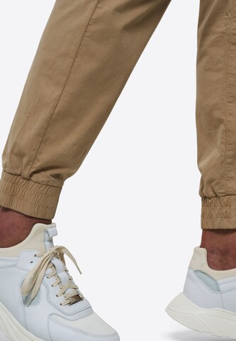recolution Tapered Chinohose in Beige