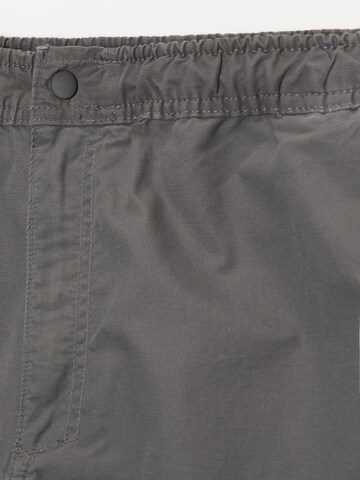 Regular Pantaloni de la Pull&Bear pe gri