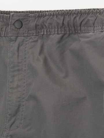 Regular Pantalon Pull&Bear en gris