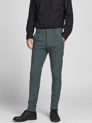 Coupe slim Pantalon à pince JACK & JONES en gris : devant