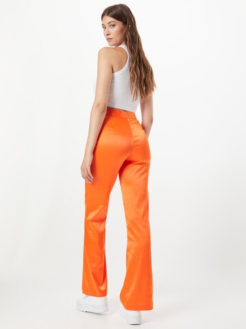 Evazați Pantaloni de la NA-KD pe portocaliu