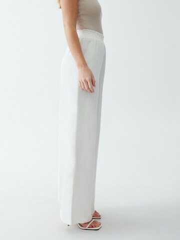 Wide Leg Pantalon The Fated en blanc : derrière