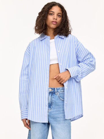 Bluză de la Pull&Bear pe albastru: față