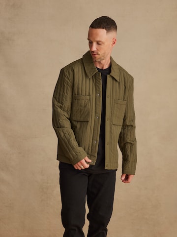 DAN FOX APPAREL Демисезонная куртка 'Edward' в Зеленый: спереди