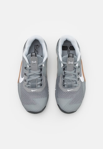 NIKE Sportovní boty 'METCON 7' – šedá