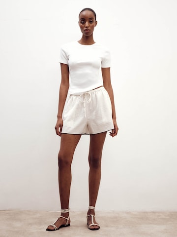 ABOUT YOU x Marie von Behrens Wide Leg Shorts 'Tessa' in Weiß