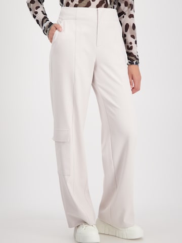 monari Regular Карго панталон в бяло: отпред