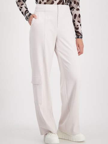 monari Regular Cargo Pants in White: front