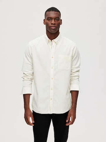 SELECTED HOMME Regular fit Button Up Shirt in White: front