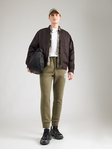 Nike Sportswear Дънки Tapered Leg Панталон 'CLUB' в зелено