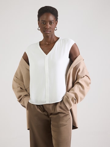 Tricou de la COMMA pe alb: față