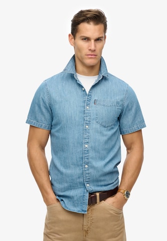 Coupe regular Chemise 'Essential' Superdry en bleu : devant