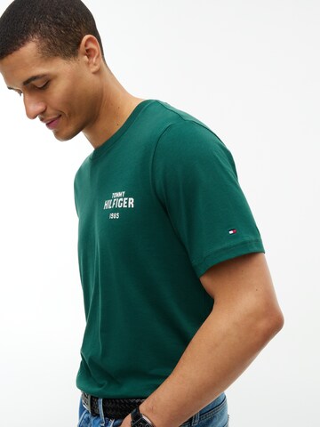 Tricou '1985' de la TOMMY HILFIGER pe verde