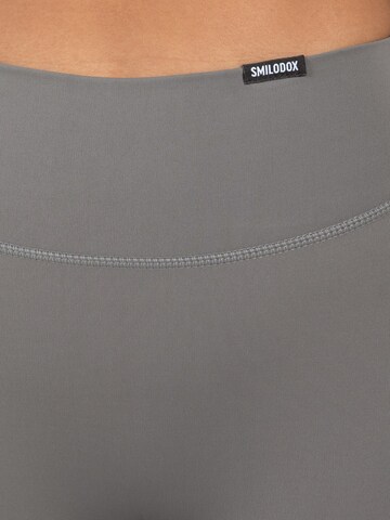 Coupe slim Leggings Smilodox en gris