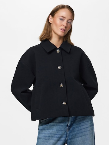 Cappotto di mezza stagione di PIECES in nero: frontale