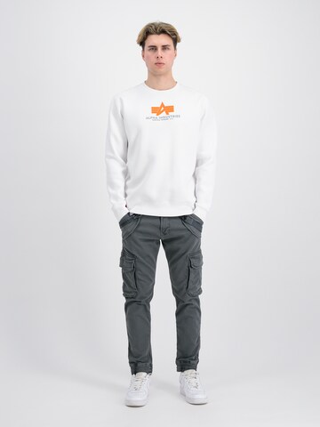 ALPHA INDUSTRIES Sweatshirt i vit